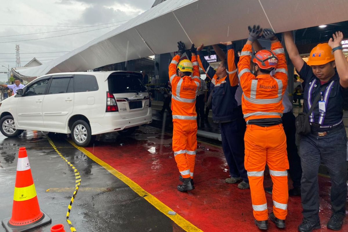 Sebanyak lima mobil tertimpa kanopi di Stasiun Yogyakarta saat hujan lebat