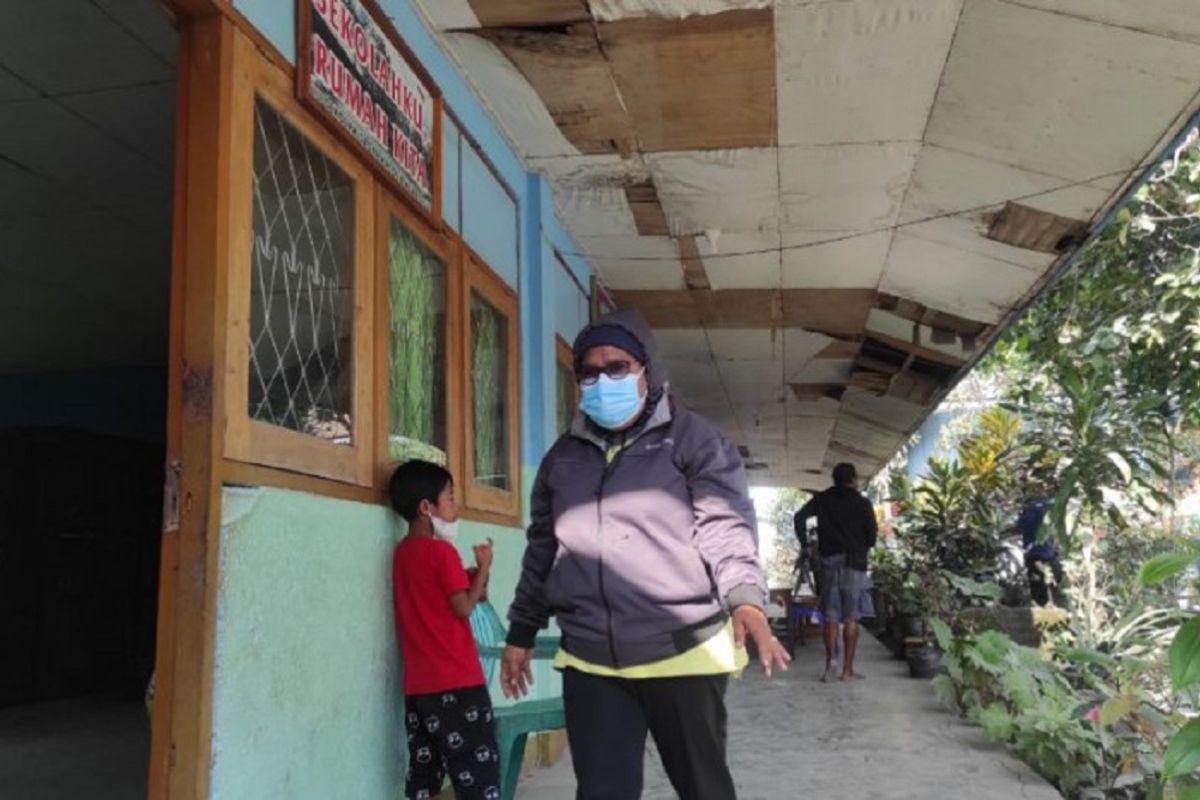 Terdampak abu vulkanik erupsi Gunung Lewotobi, warga Ende diimbau pakai masker