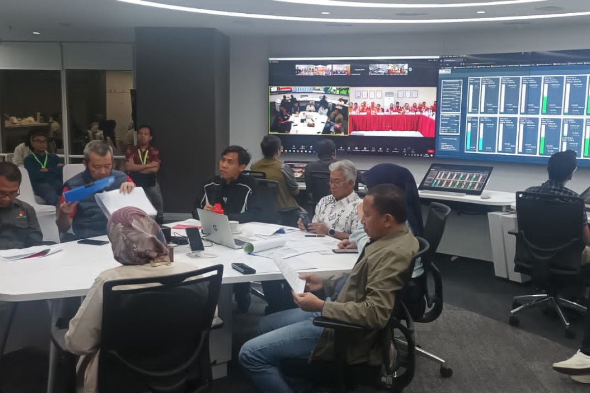Kepala SKK Migas Dwi Soetjipto bersama manajemen SKK Migas mengawasi lifting minyak di beberapa titik secara digital melalui ruang integrated operation center (IOC) pada malam pergantian tahun 2023. ANTARA/HO-SKK Migas Hal ini menandai komitmen SKK Migas dalam mendorong industri hulu migas sejak awal tahun untuk mencapai target-target yang ambisiusJakarta