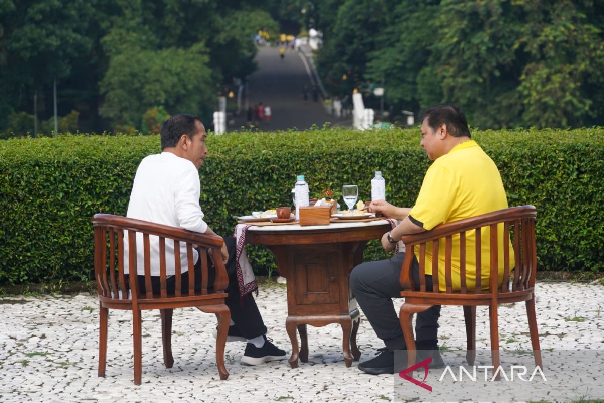 Joko Widodo olahraga dan sarapan bersama Airlangga