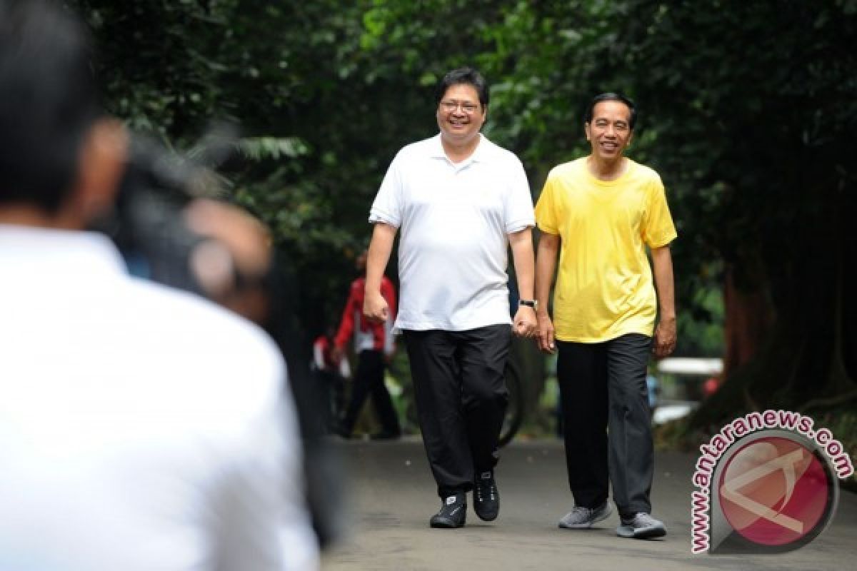 Presiden Joko Widodo olahraga dan sarapan dengan Ketua Umum Golkar Airlangga Hartarto