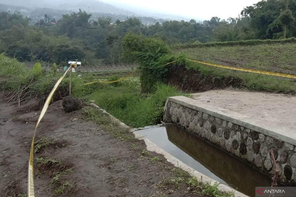 Warga Pujon Malang temukan mayat di saluran irigasi