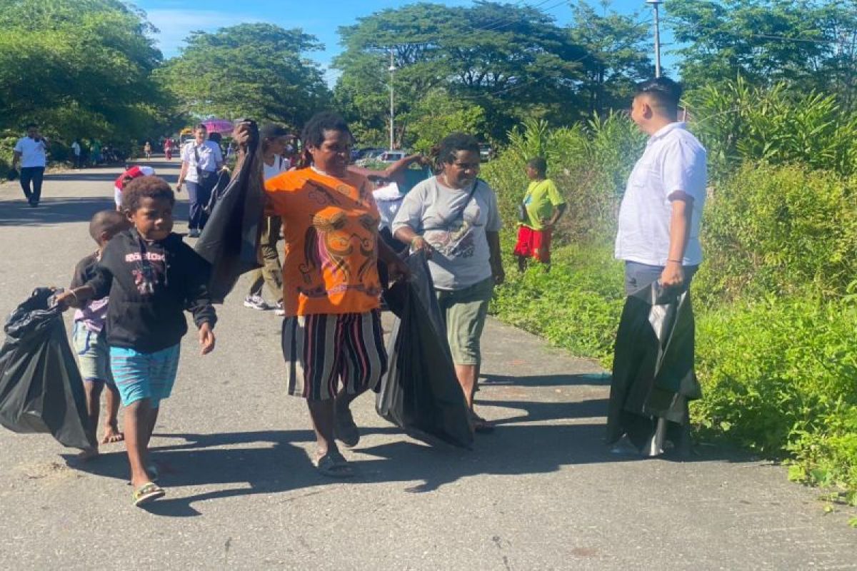 BUMN Region Timika berbagi kasih warga di Kampung Wangirja