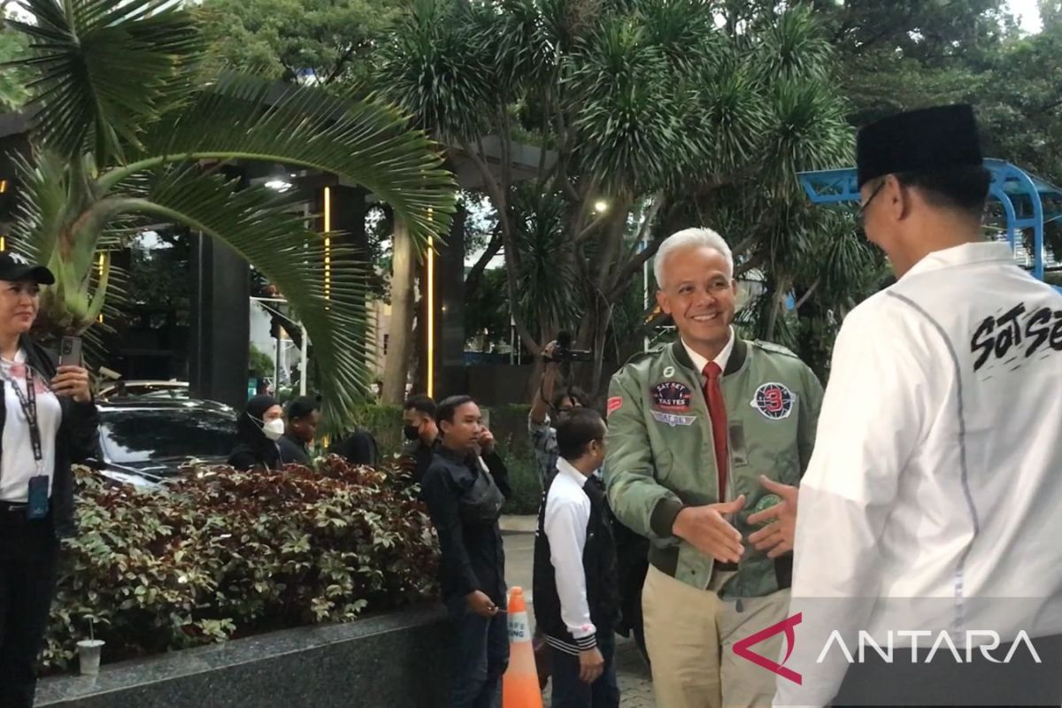 Ganjar-Mahfud kompak pakai jaket bomber ala film "Top Gun"