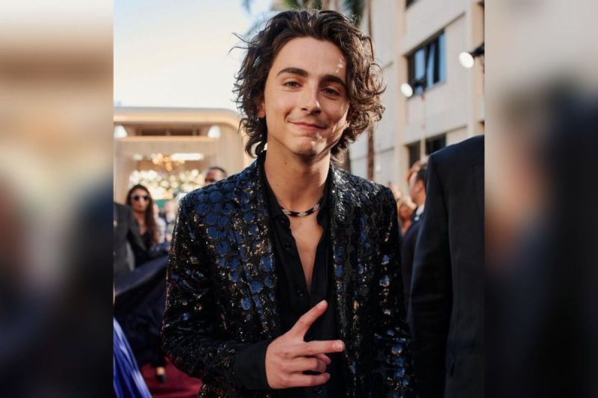 Intip gaya berbusana Timothee Chalamet pada Golden Globes 2024