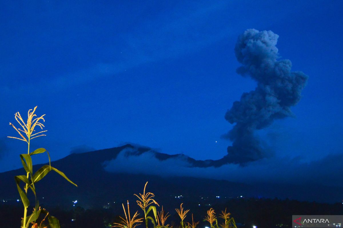 Bupati Tanah Datar imbau warga radius 4,5 km dari Marapi agar waspada