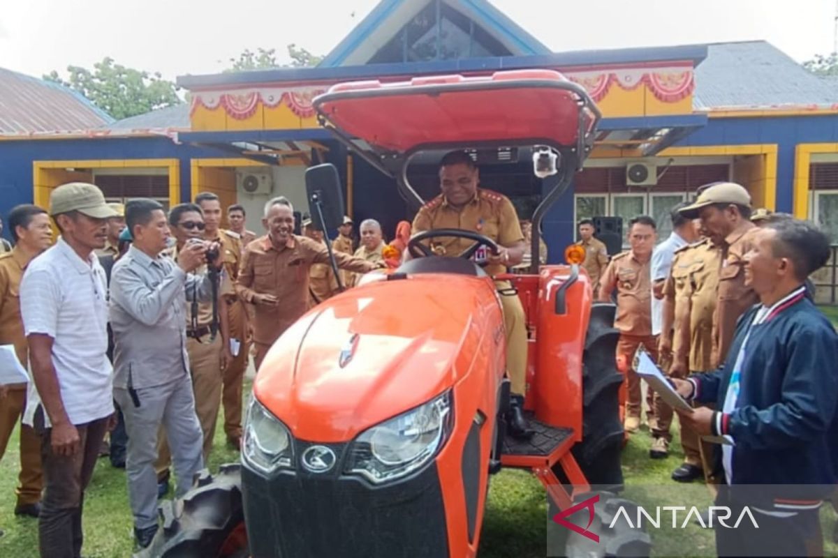 Bupati Muna Barat serahkan bantuan jonder ke kelompok tani