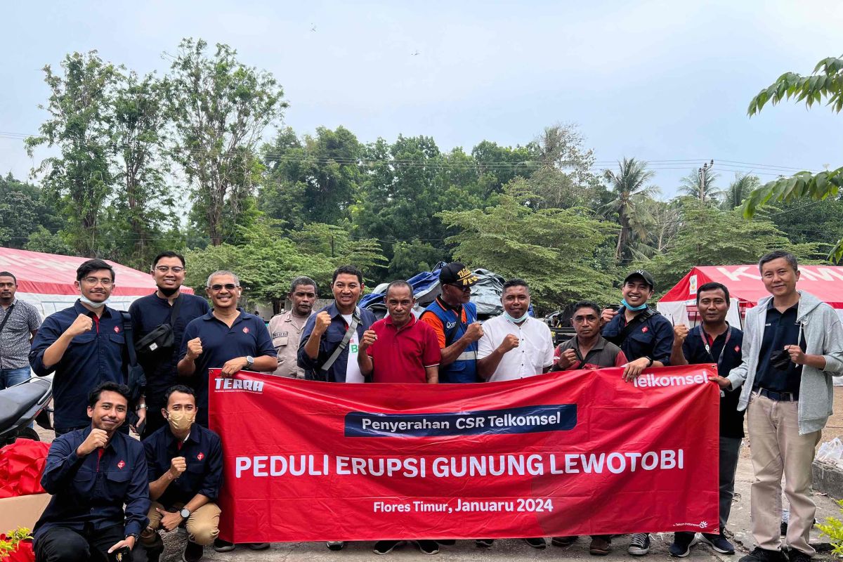 Telkomsel salurkan banguan untuk warga terdampak erupsi gunung Lewotobi