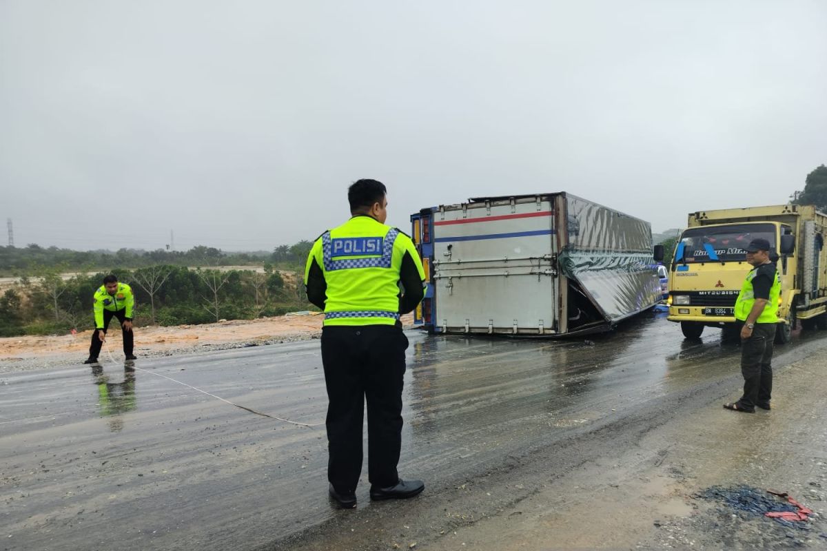 Truk Fuso tabrak bus, supir dan penumpang luka-luka