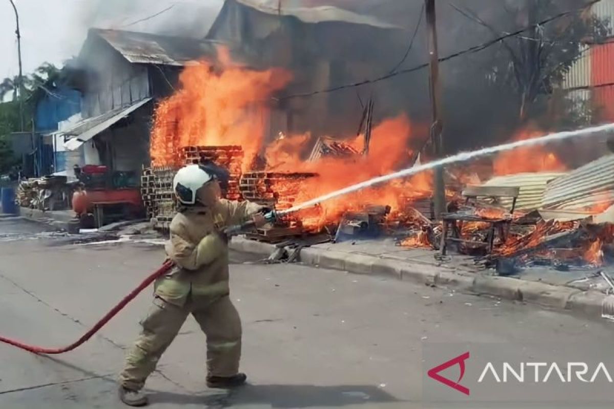 Tiga lapak barang bekas di Cakung ludes terbakar