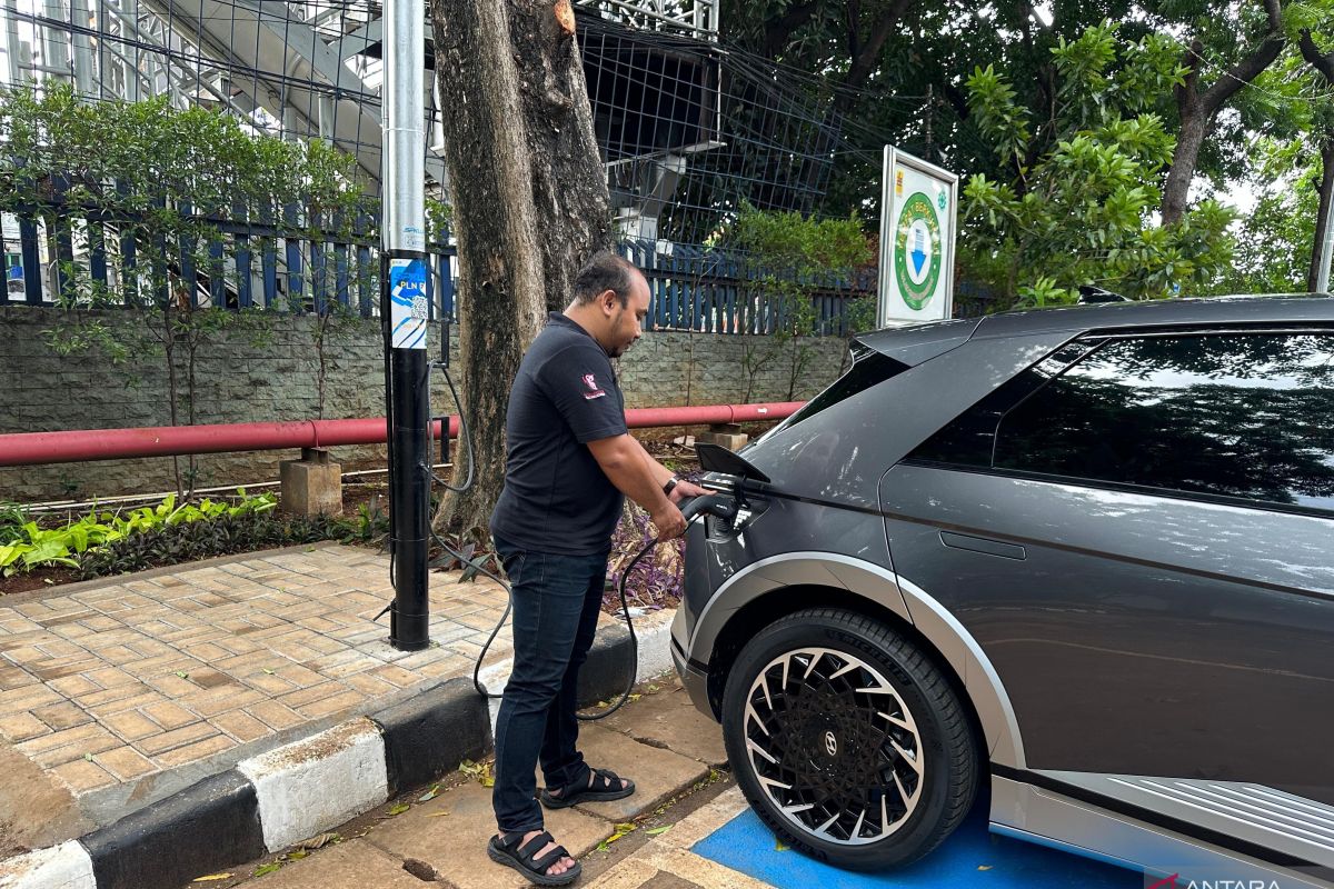 Inovasi terbaru PLN, tiang listrik dijadikan SPKLU, Ekosistem EV Makin Menarik