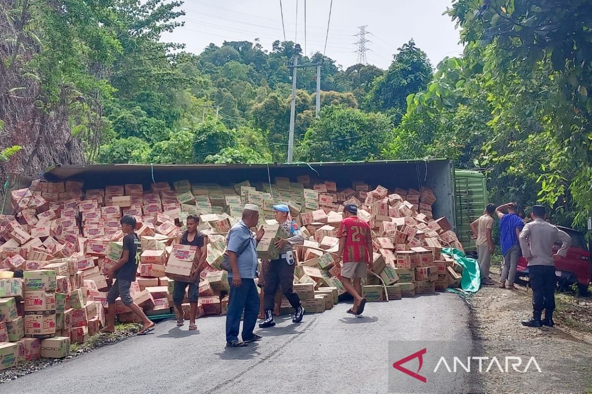 Polisi evakuasi truk pengangkut mi instan yang terguling di Kolaka Utara