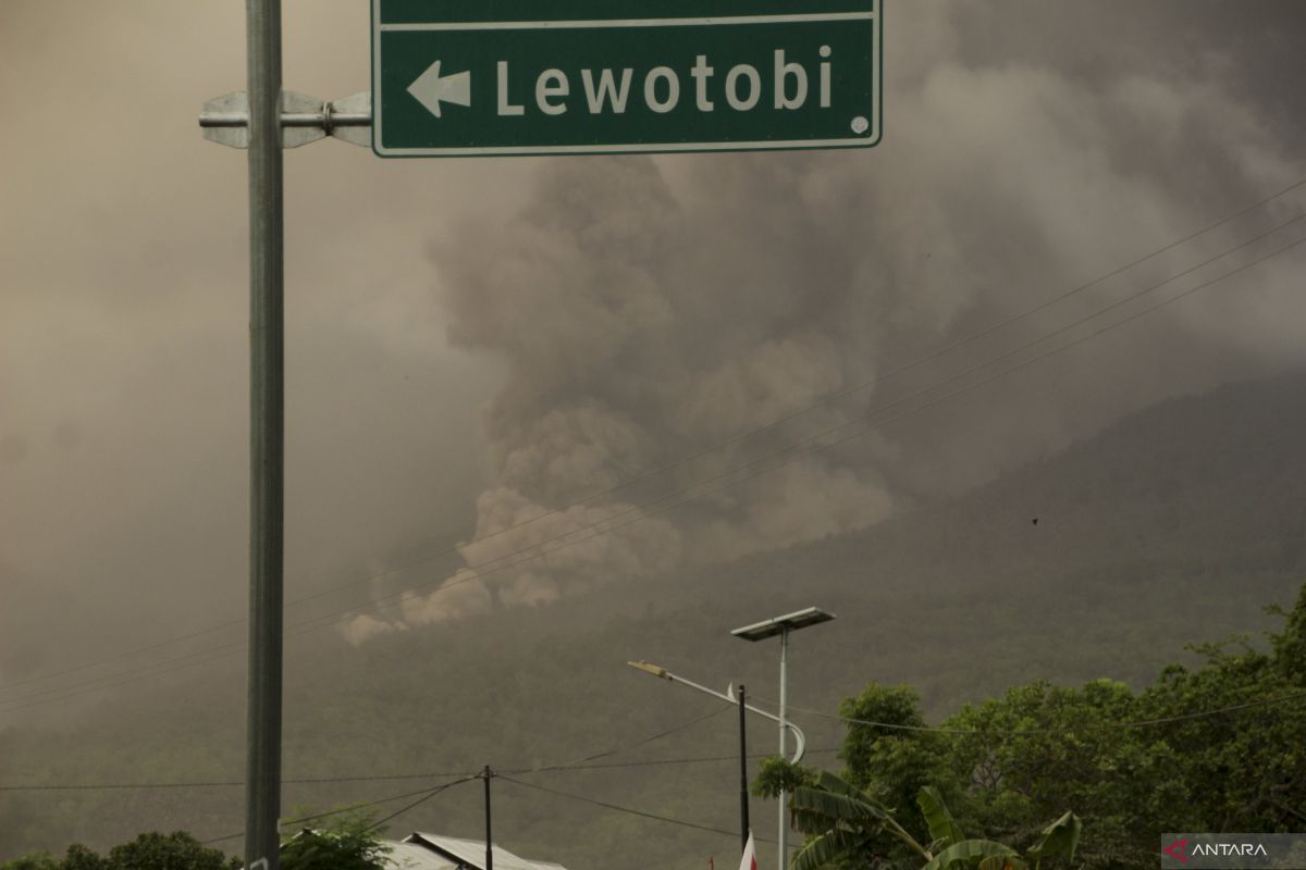 Polisi buka tutup jalan trans Flores dampak erupsi Gunung Lewotobi