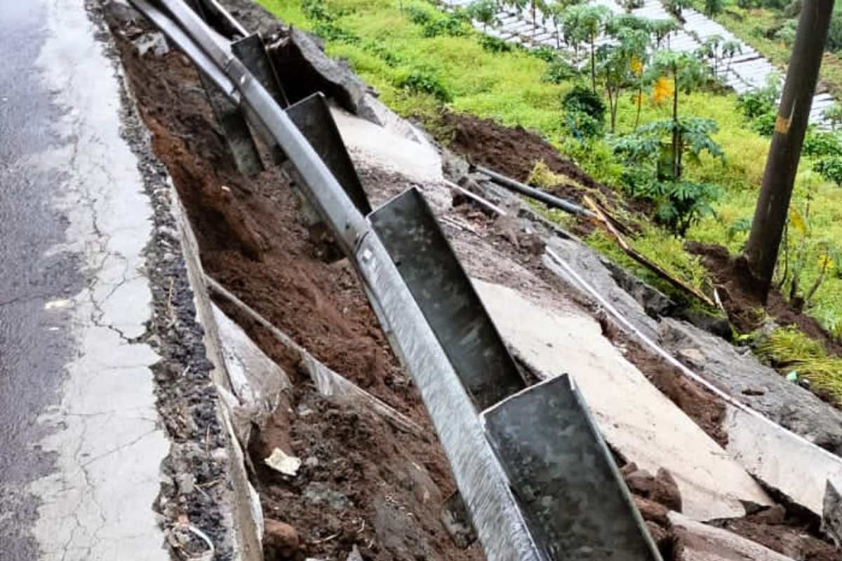 Jalan Raya Dieng Wonosobo longsor dan retak