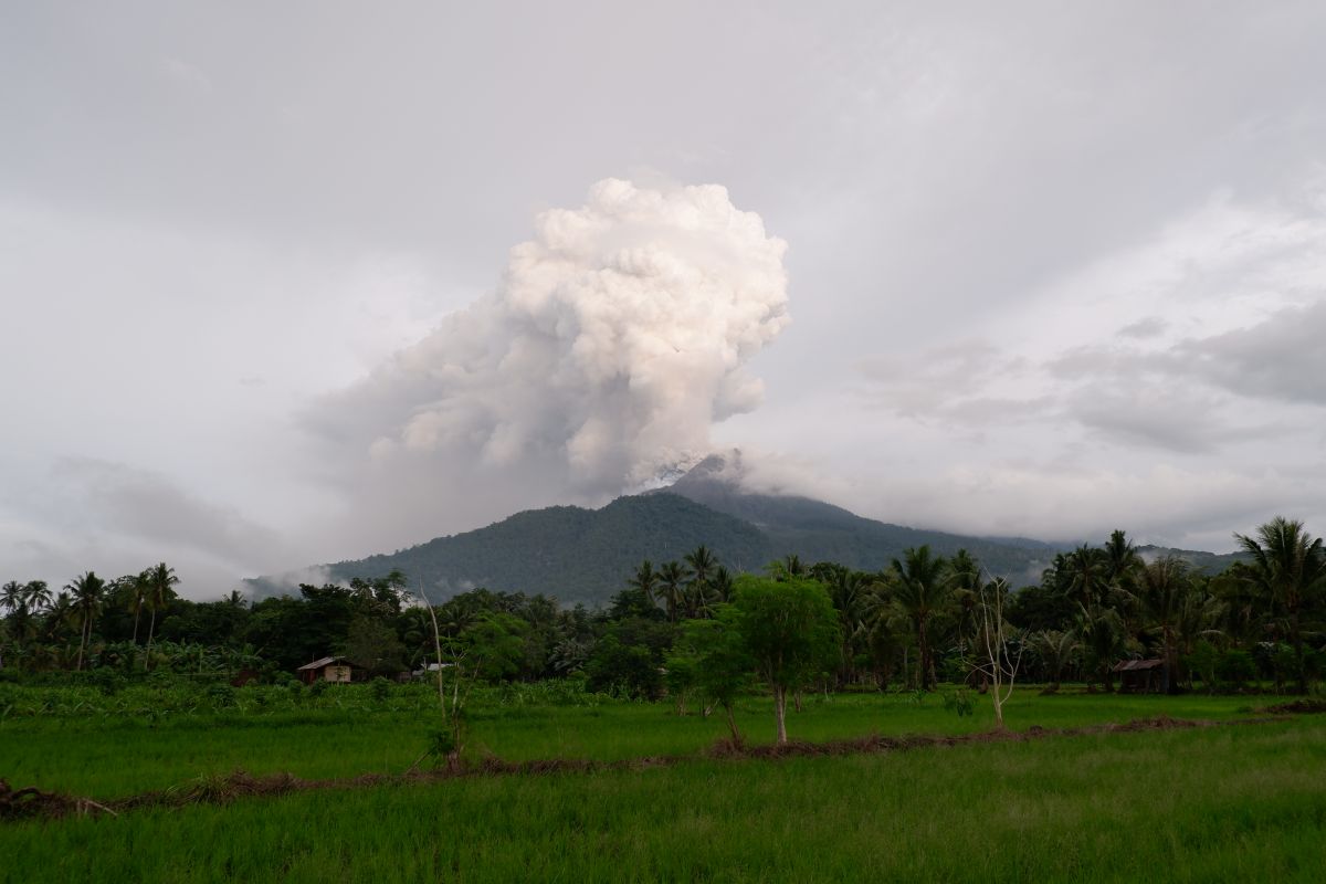 PVMBG imbau warga jauhi aliran lava pijar erupsi Gunung Lewotobi