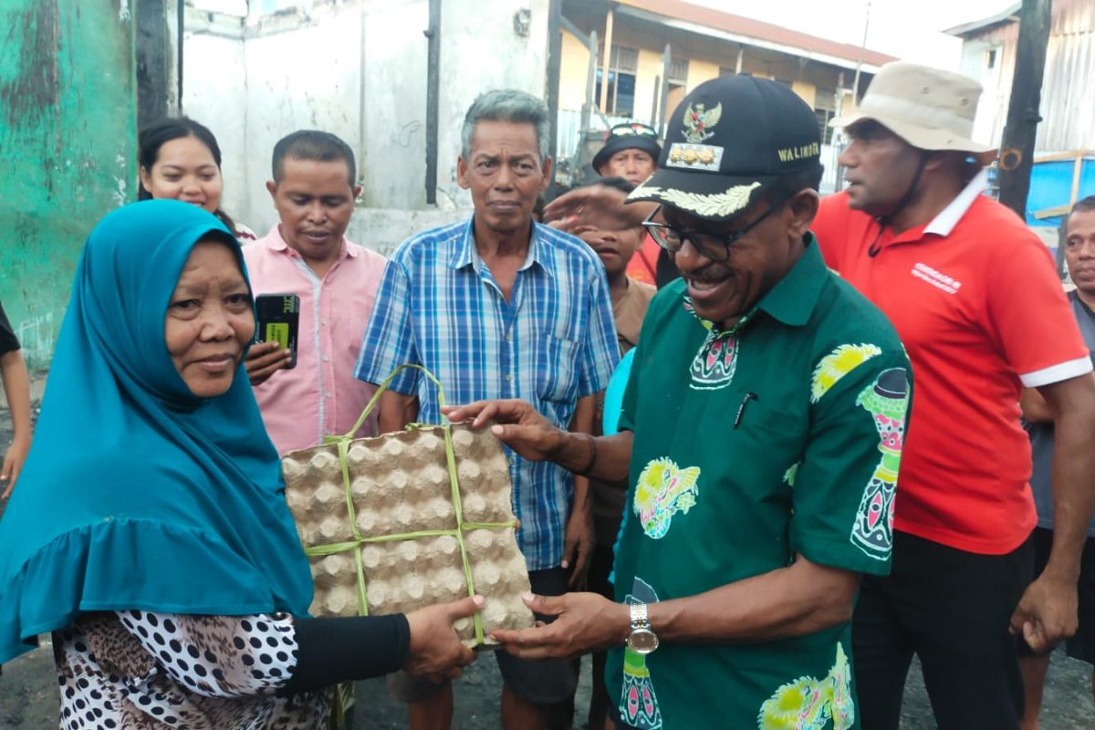 Pemkot Jayapura serahkan bantuan korban kebakaran Youtefa Abepura