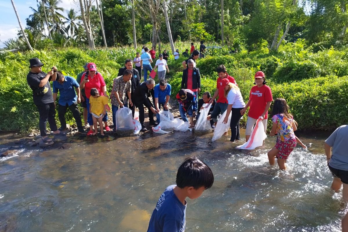ISKINDO Sulut tebar benih ikan di Sungai Tumicakal  Minahasa Selatan