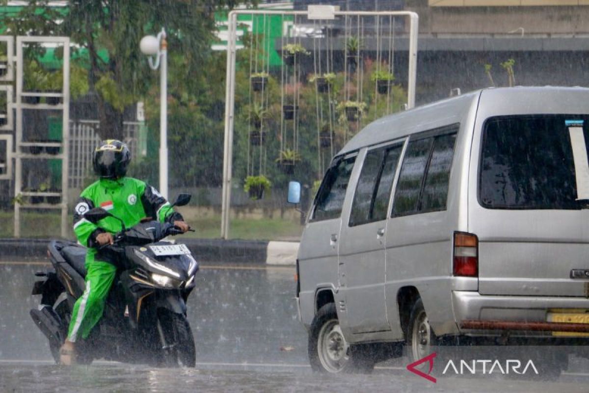 BMKG prakirakan cuaca hujan di kota-kota Indonesia pada Minggu