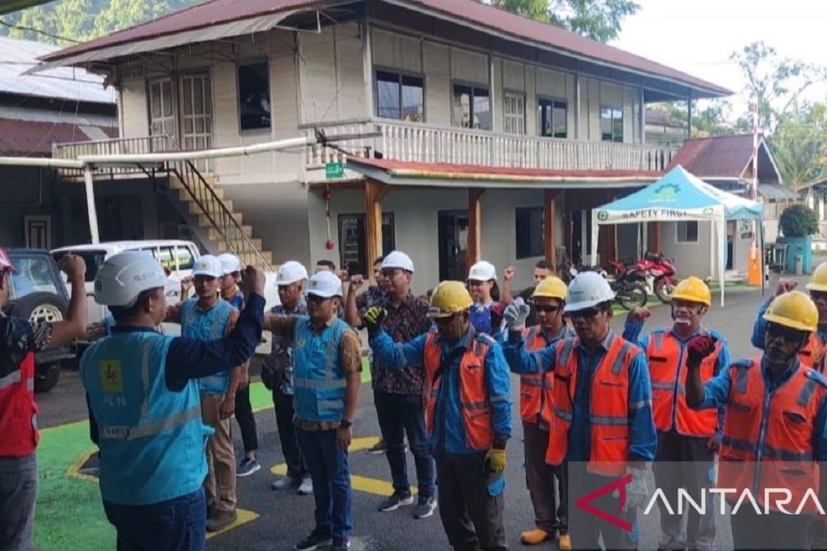 Petugas PLN jaga kelistrikan aman saat cuaca ekstrem di kepulauan