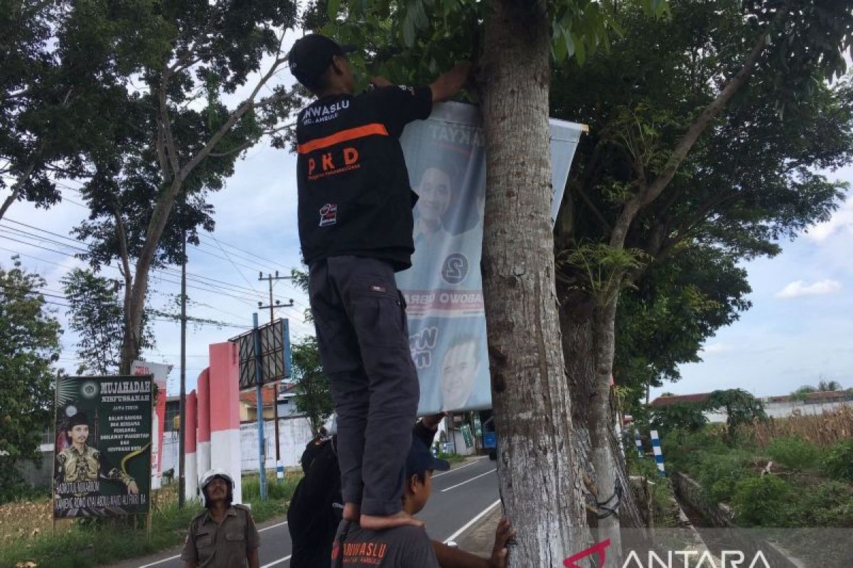 Bawaslu Jember Jatim tertibkan kembali APK melanggar