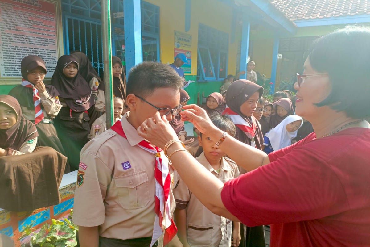 Ratusan siswa SD terima kacamata dari pemda