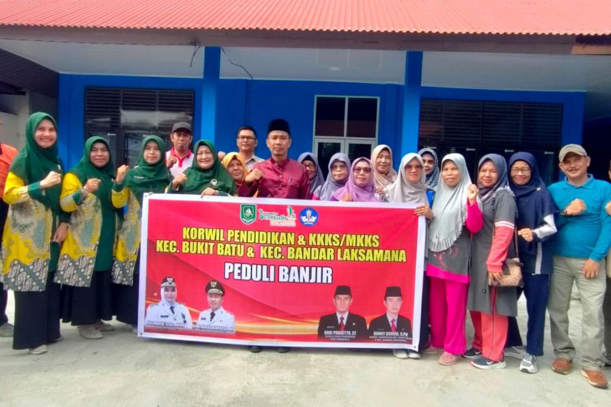 Menggalang dana untuk korban banjir di Siak Kecil