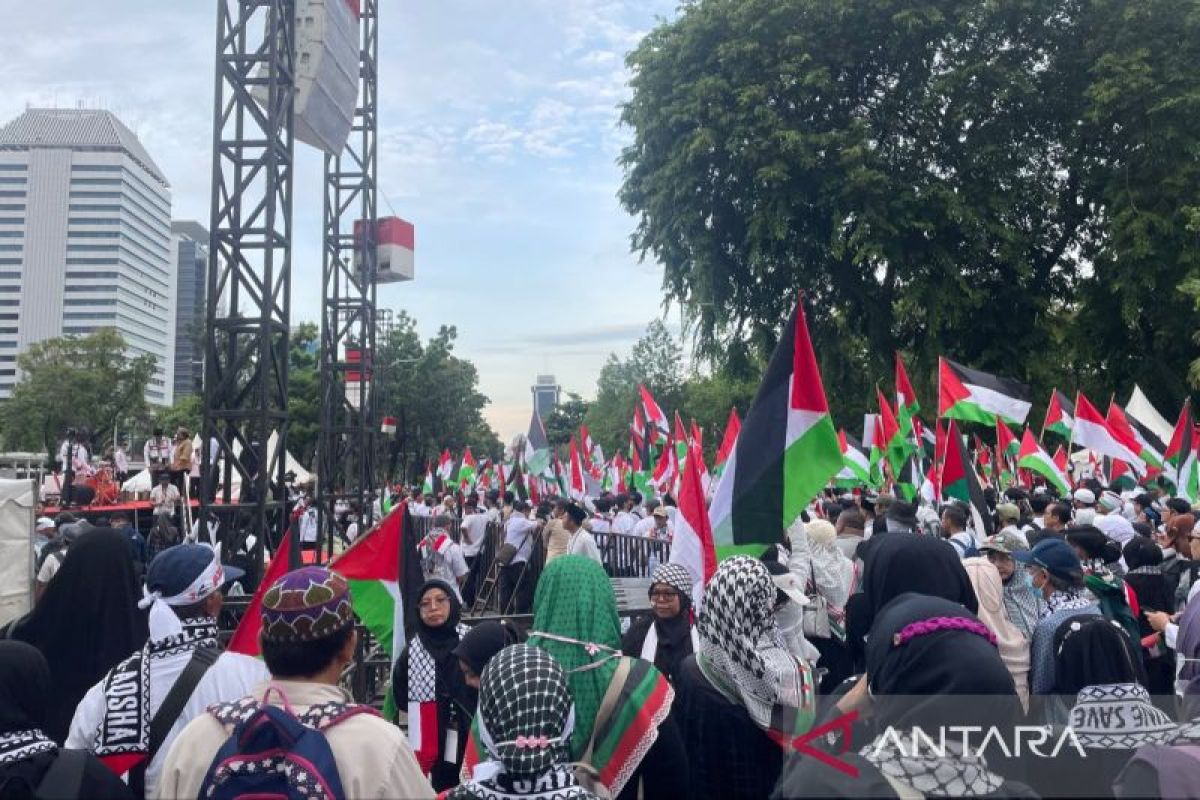 Ribuan masyarakat peringati 100 hari genosida Gaza di depan Kedubes AS