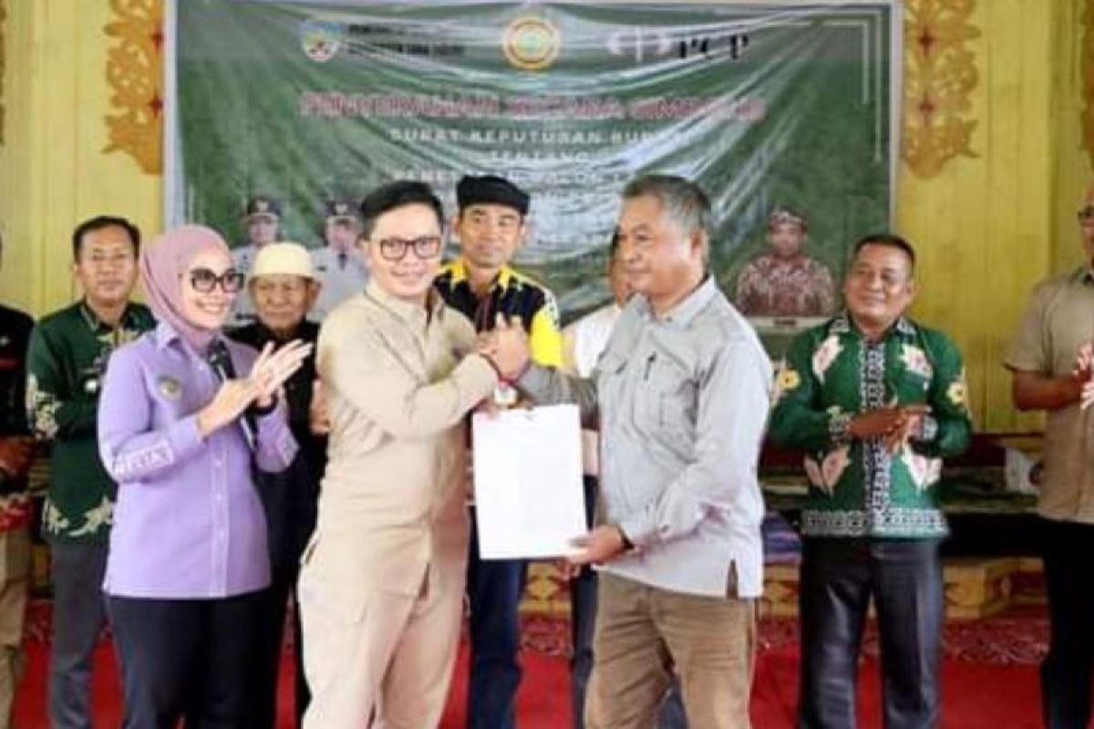 Bupati Tana Tidung Menyerahkan Surat Keputusan Calon Lahan Perkebunan Sawit