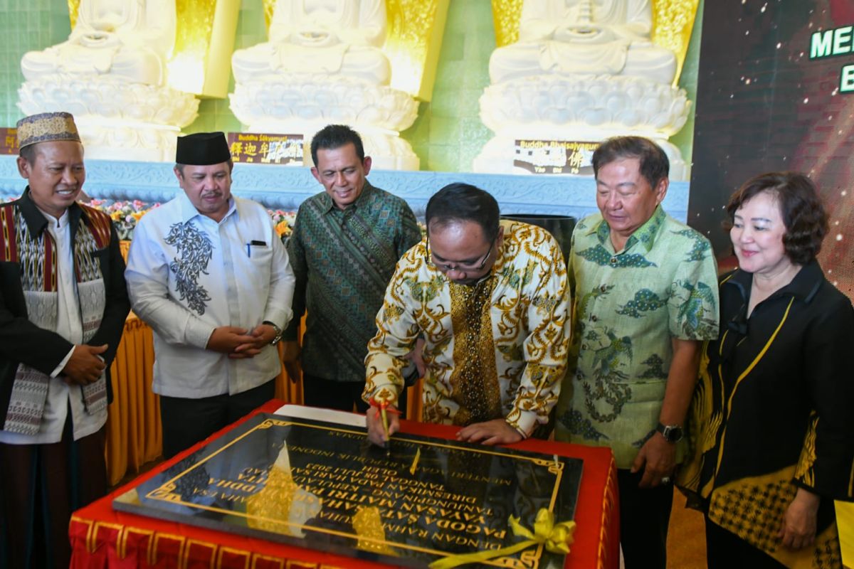 Menteri Agama takjub dengan Pagoda Sata Sahasra Buddha di Tanjungpinang