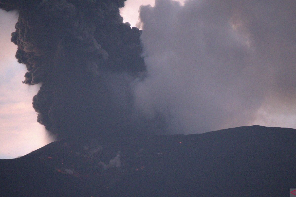 Hujan abu vulkanik iringi erupsi Gunung Marapi