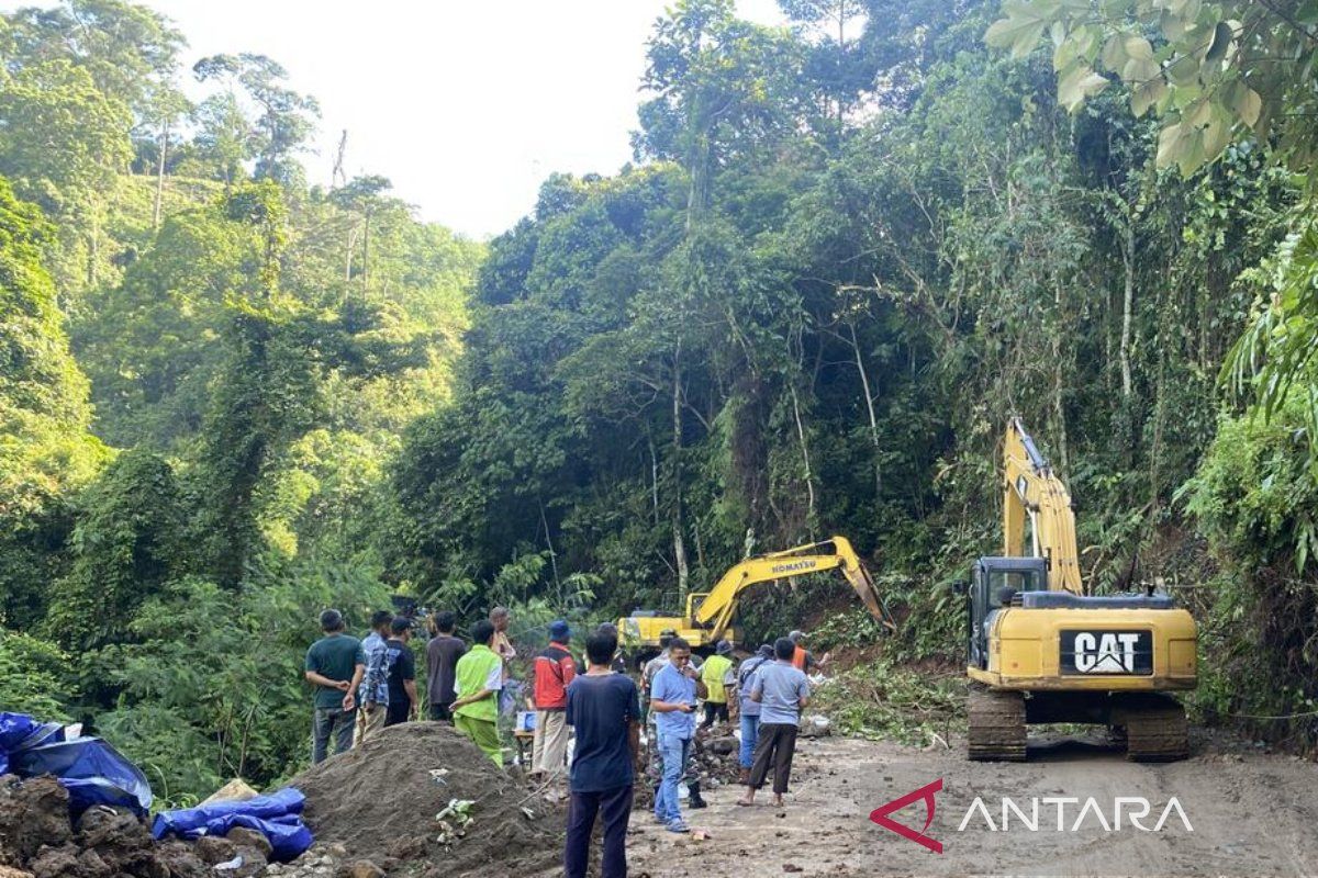 Jalan longsor, polisi tutup jalan lintas Bengkulu-Kepahiang