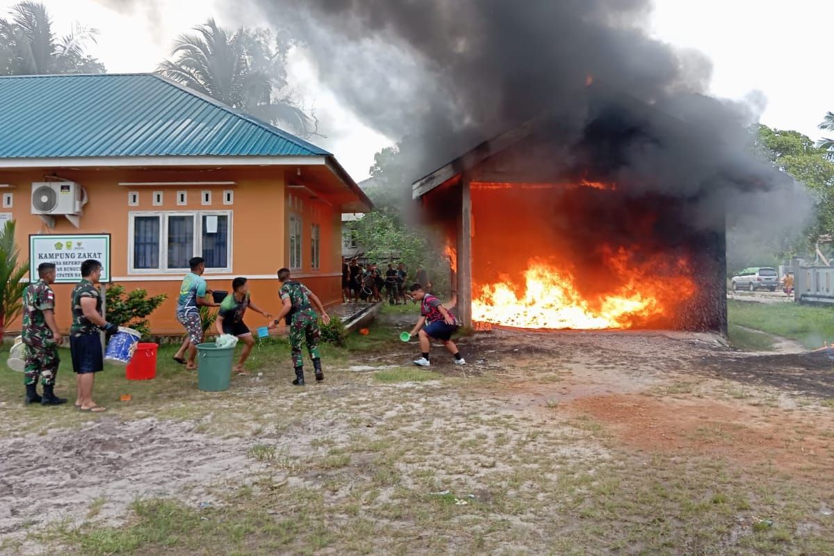 Garasi Mobil Bumdes Sepempang di Natuna hangus terbakar