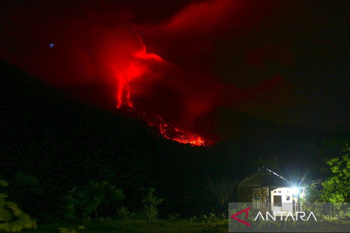 PVMBG sebut aliran lava erupsi Lewotobi sejauh dua km arah timur laut