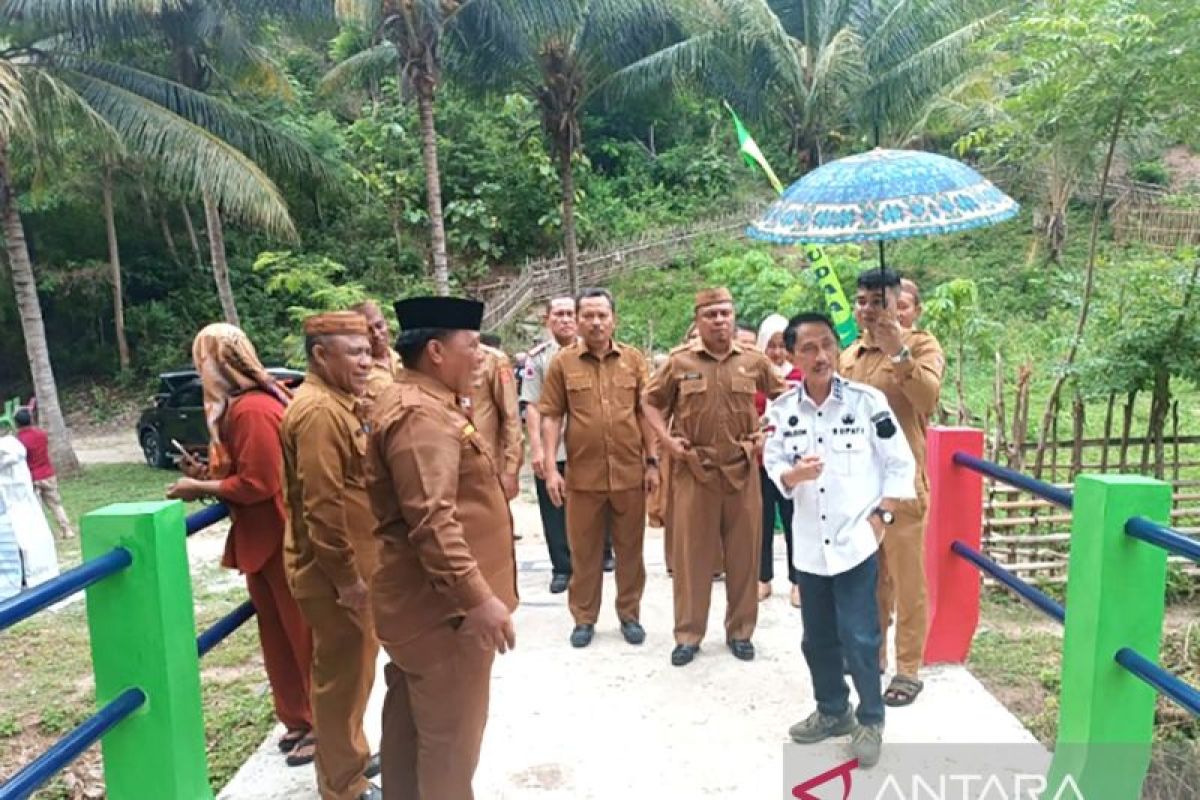 Bupati Gorontalo Nelson Pomalingo usai meresmikan jembatan di Kecamatan Batudaa Pantai, Kabupaten Gorontalo, Gorontalo. (ANTARA/HO-Diskominfon Kabupaten Gorontalo)