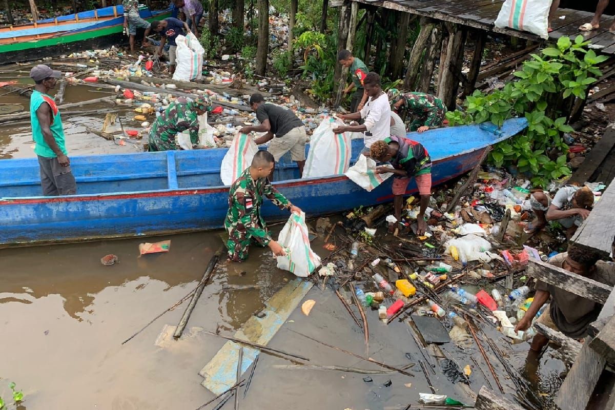 Satgas Yonif 125/SMB bersama warga bersihkan sungai Papua Selatan