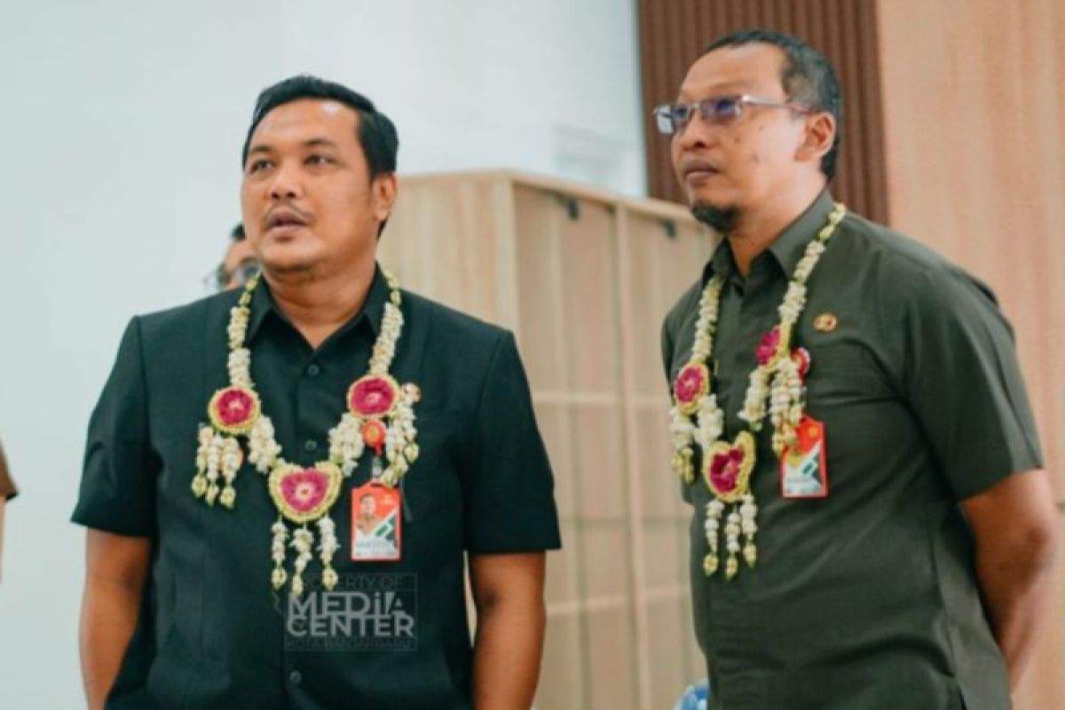 Wali Kota Banjarbaru Muhammad Aditya Mufti Ariffin (kiri) bersama Kepala Dinas Pendidikan Banjarbaru Deddy Sutoyo. (ANTARA/HO-Medcen Kominfo Banjarbaru)