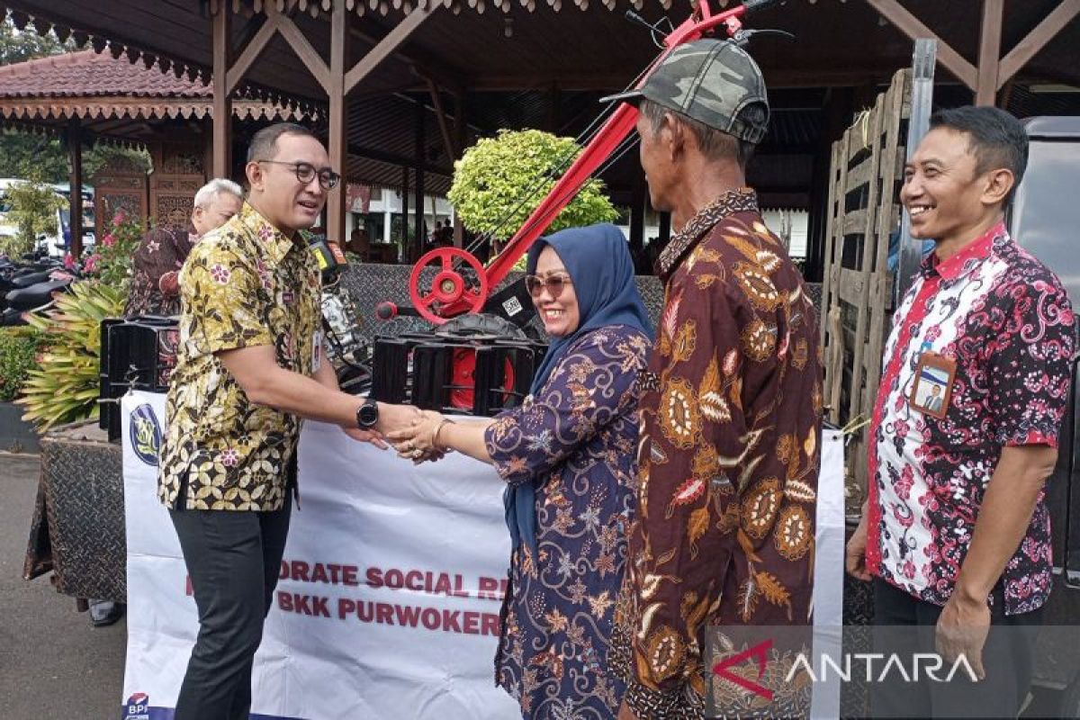 Penjabat Bupati Banyumas serahkan bantuan traktor  CSR BPR Purwokerto