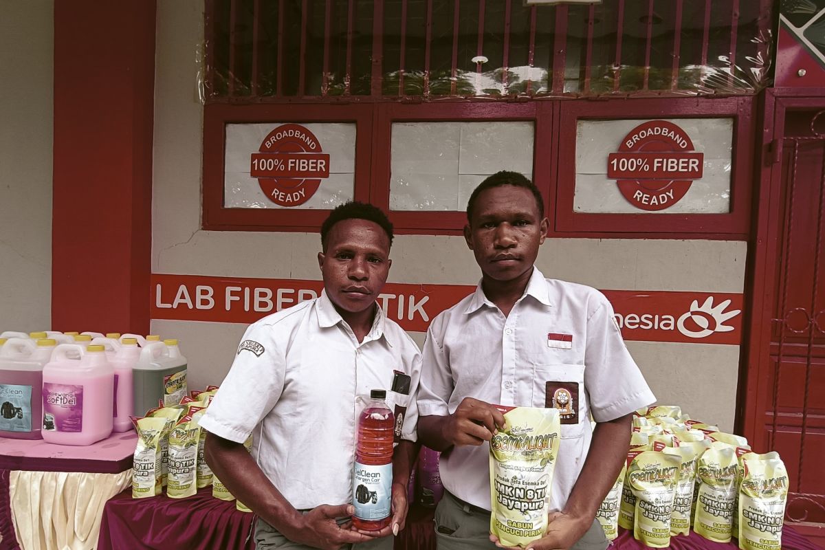 PJ Wali Kota meluncurkan produk kimia industri SMKN 8 Jayapura