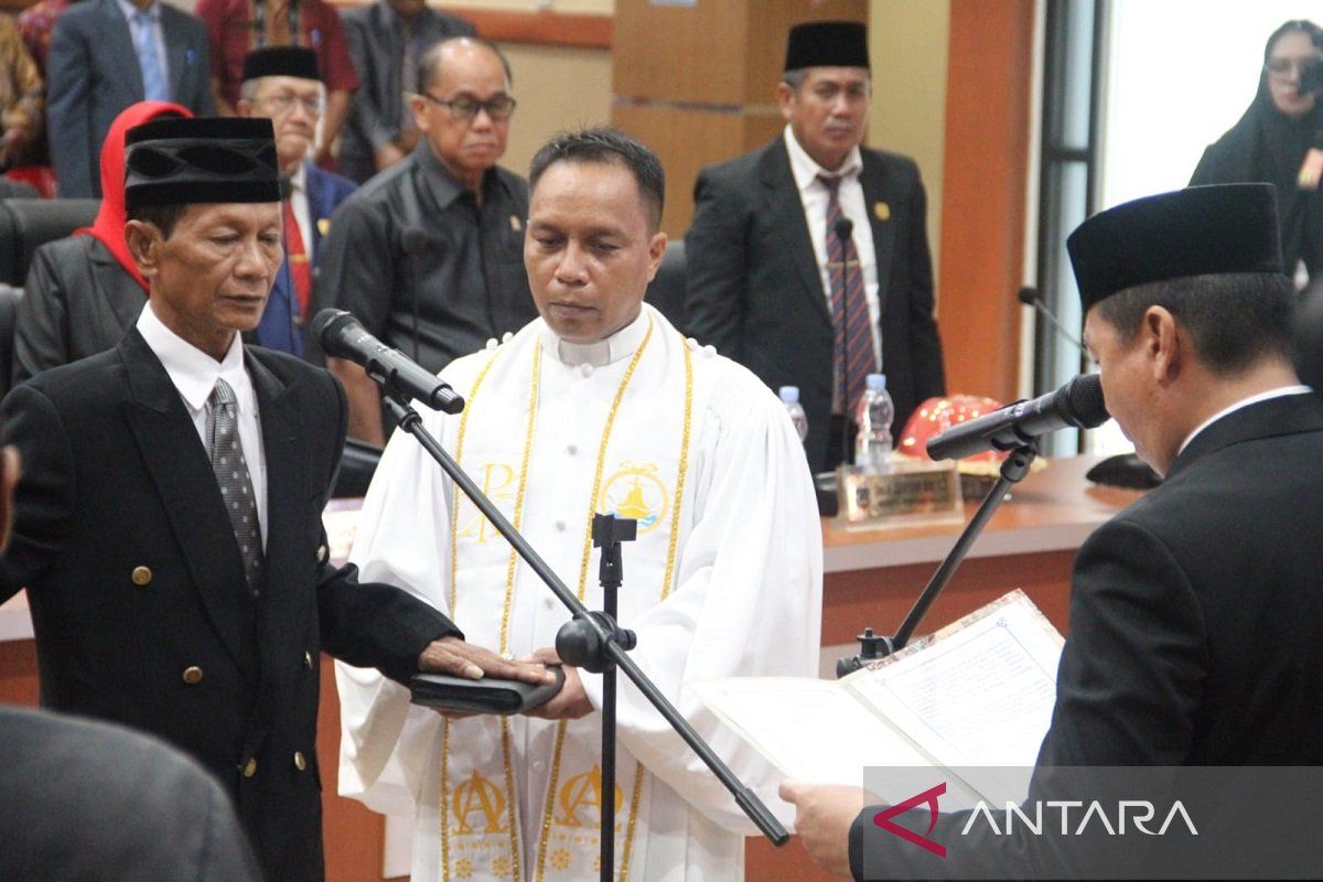 Ketua DPRD Kolaka lantik Djoni Gerry PAW sisa masa jabatan 2019-2024