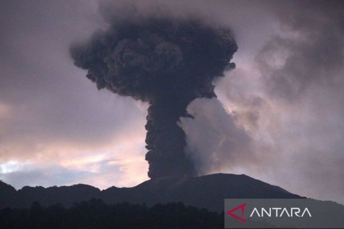 Gunung Marapi di Sumatera Barat masih berstatus siaga