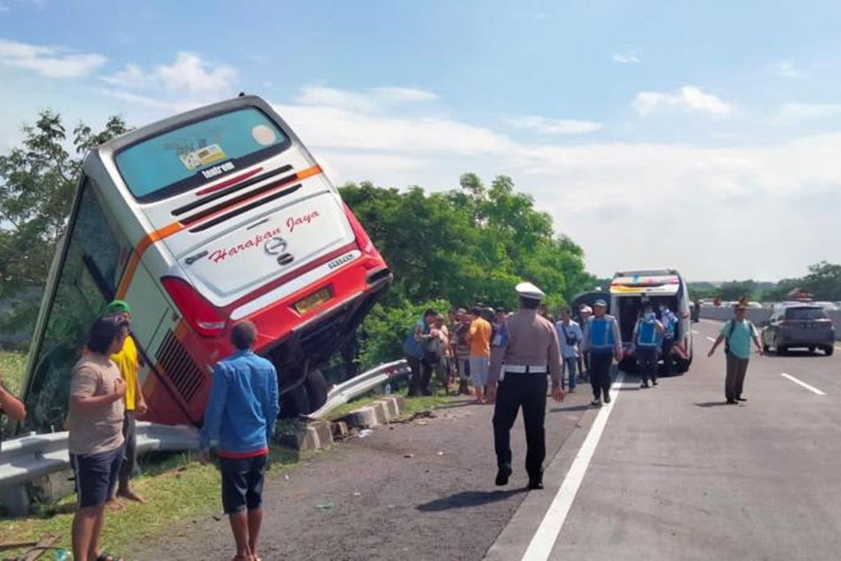 Bus Harapan Jaya kecelakaan di Jalan Tol Mojokerto-Surabaya