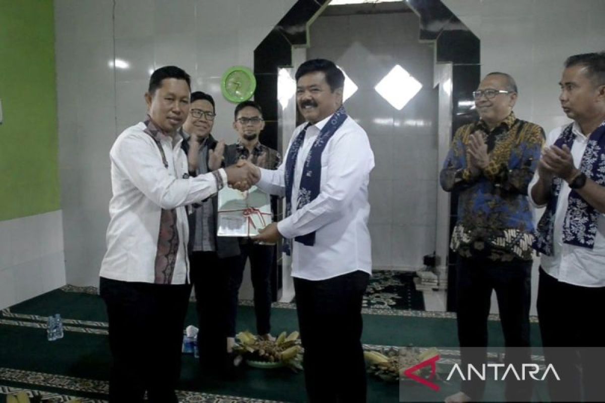 Minister hands over residence certificates to flood victims in Bogor