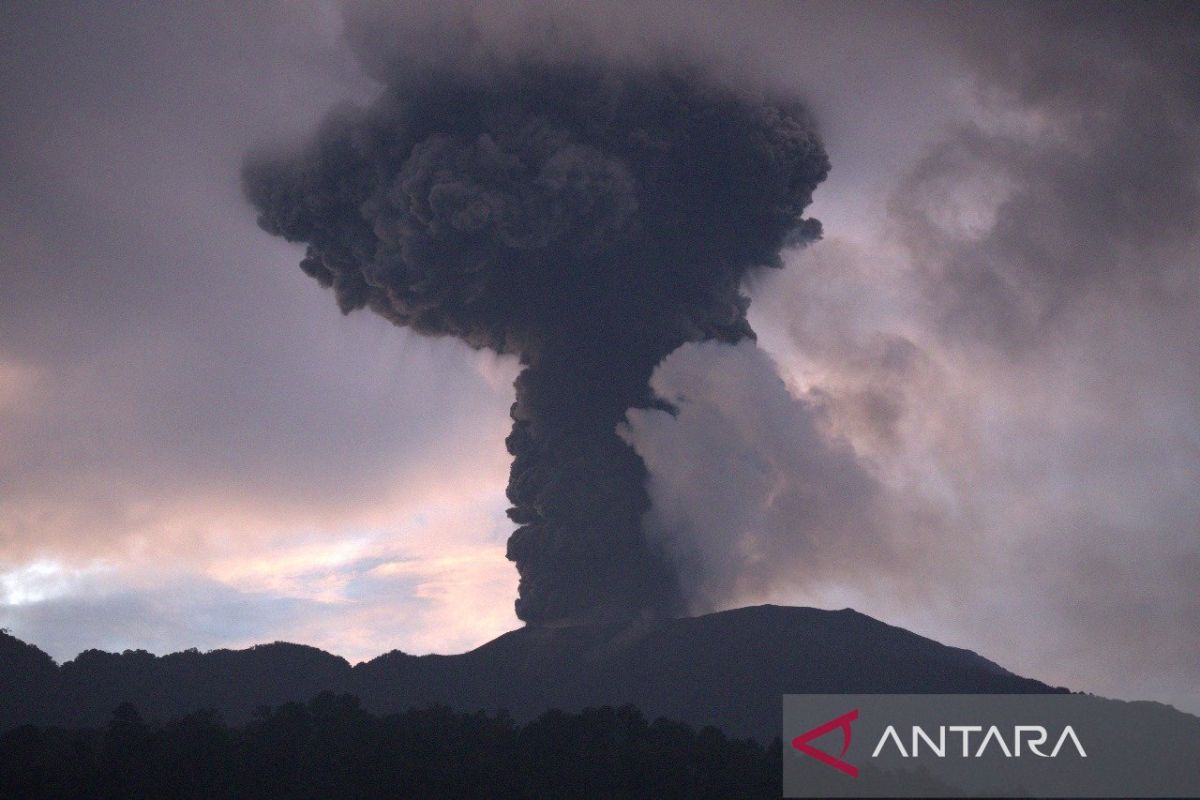 Otoritas bandara tutup lagi BIM imbas sebaran abu vulkanik Marapi