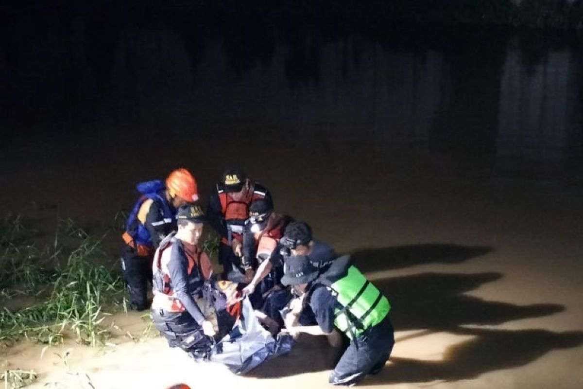 Tim SAR evakuasi anak korban tenggelam di Sungai Bringin