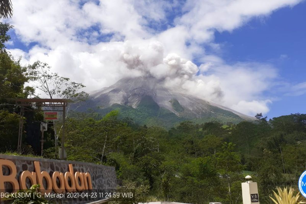 Gunung Merapi luncurkan empat kali awan panas selama sepekan
