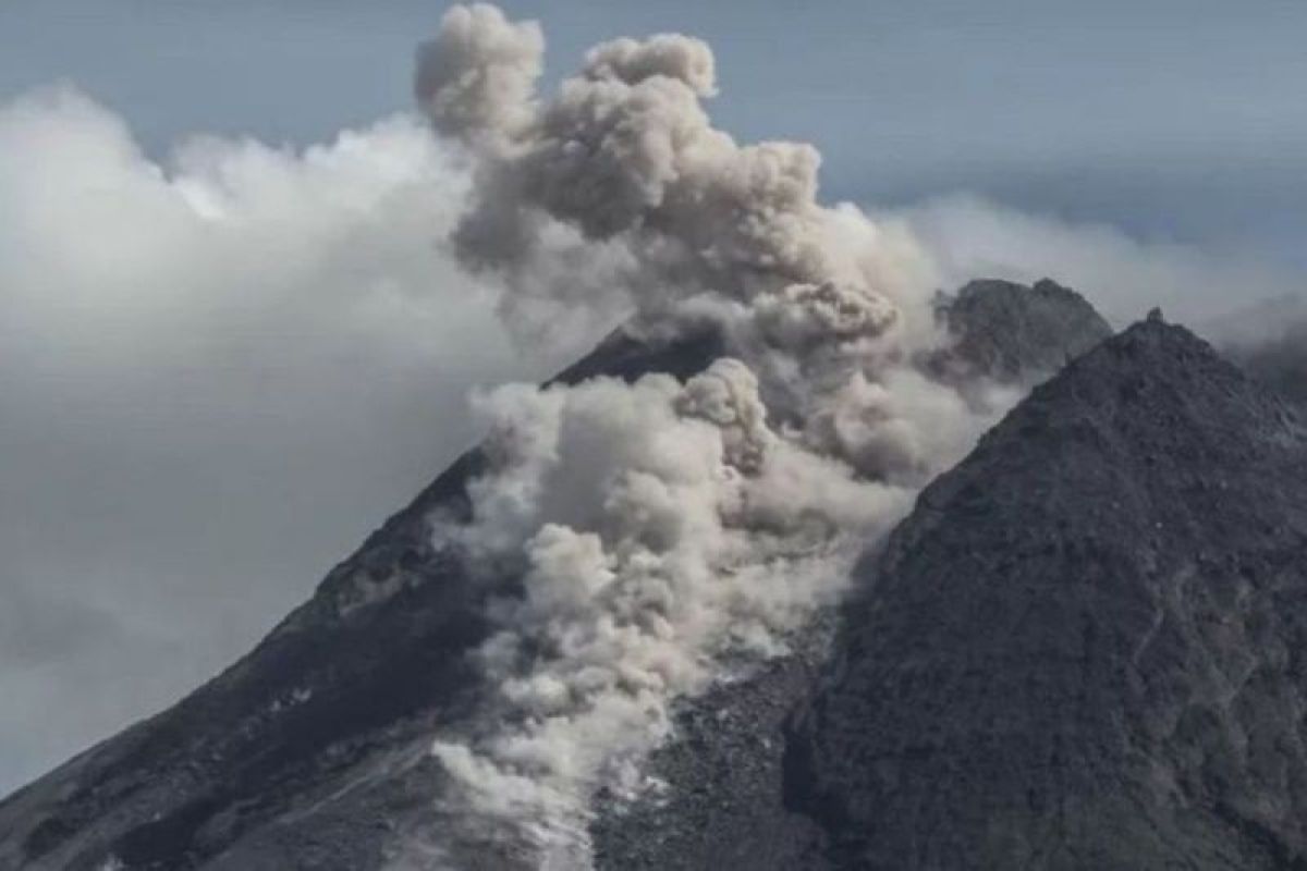 Gunung Marapi di Sumbar kembali erupsi dengan tinggi kolom abu 500 meter