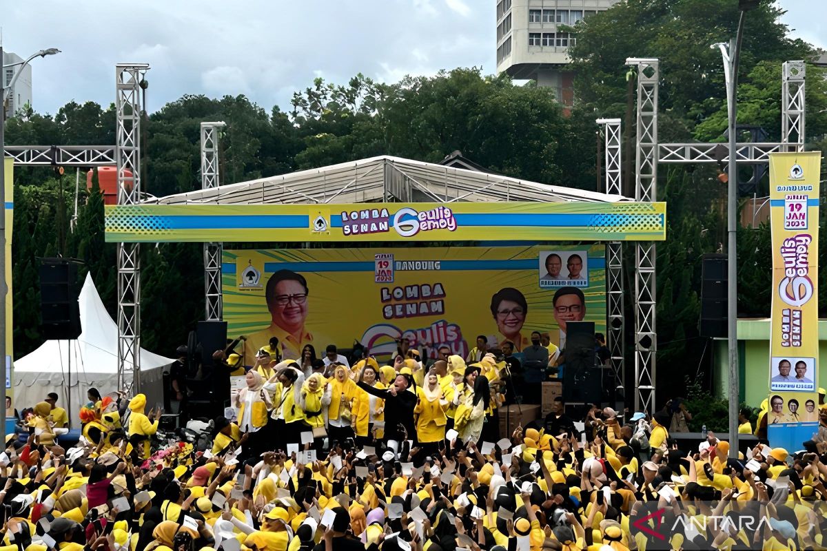 warga Bandung antusias ikut Senam Geulis Gemoy meski diguyur hujan