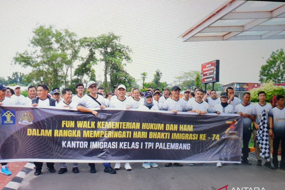 Fun walk dan senam bersama, Kemenkumham Sumsel semarakkan Hari Bakti Imigrasi ke-74