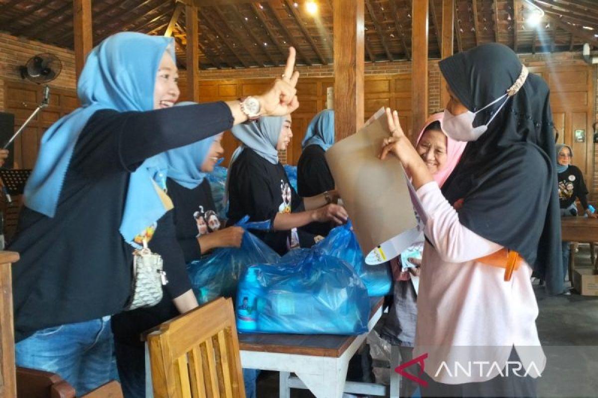 Ratusan orang di Solo ikuti kegiatan tebus murah sembako