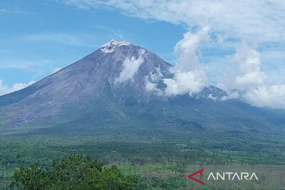 Gunung Semeru di Lumajang erupsi dua kali